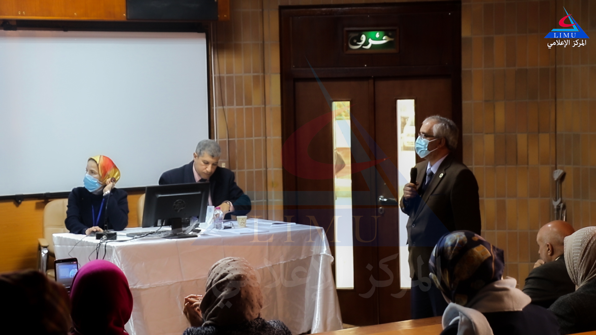 رئيس الجامعة يعرض تجربتها في مواجهة التحديات