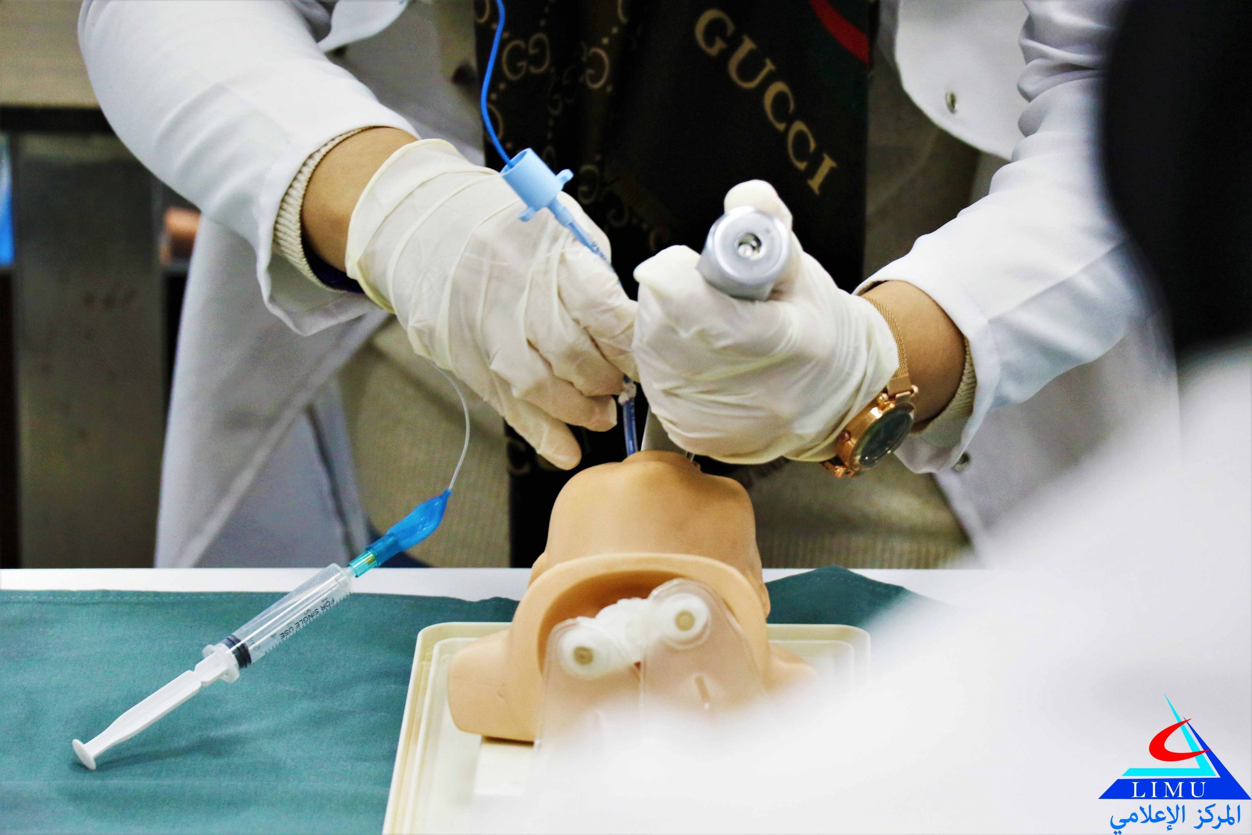 معمل المهارات السريرية يدرب طلبة AMS