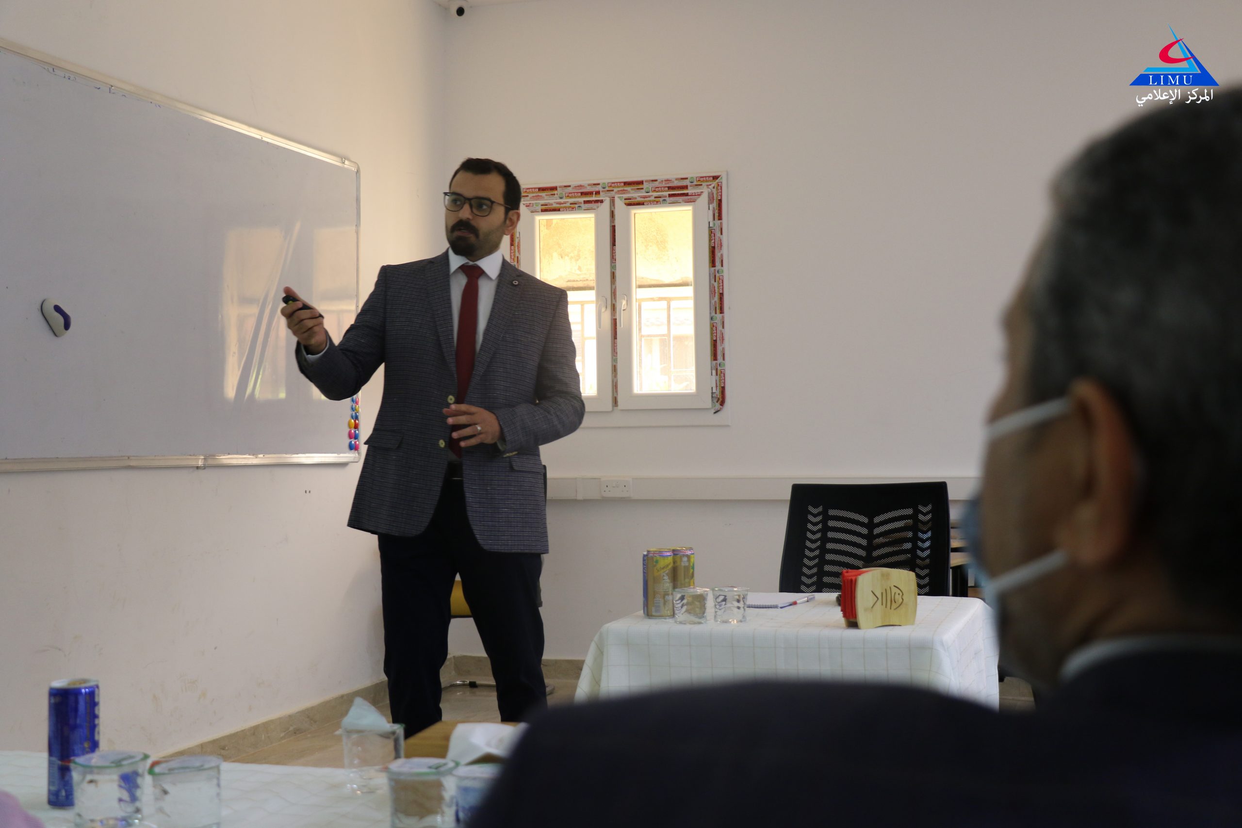 كلية إدارة الأعمال تناقش مشاريع تخرج طلبتها