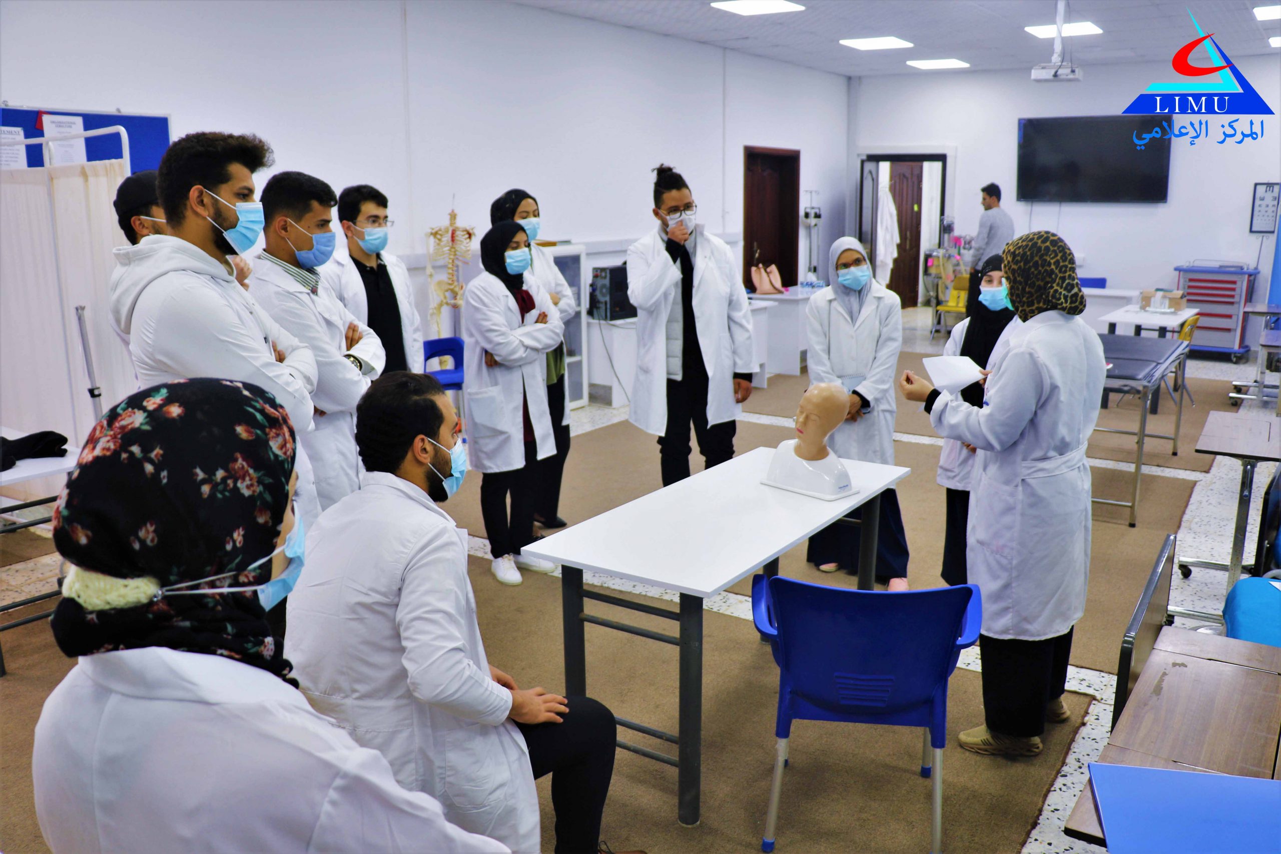 طلبة السنة الرابعة بكلية الصيدلة في مركز المهارات السريرية