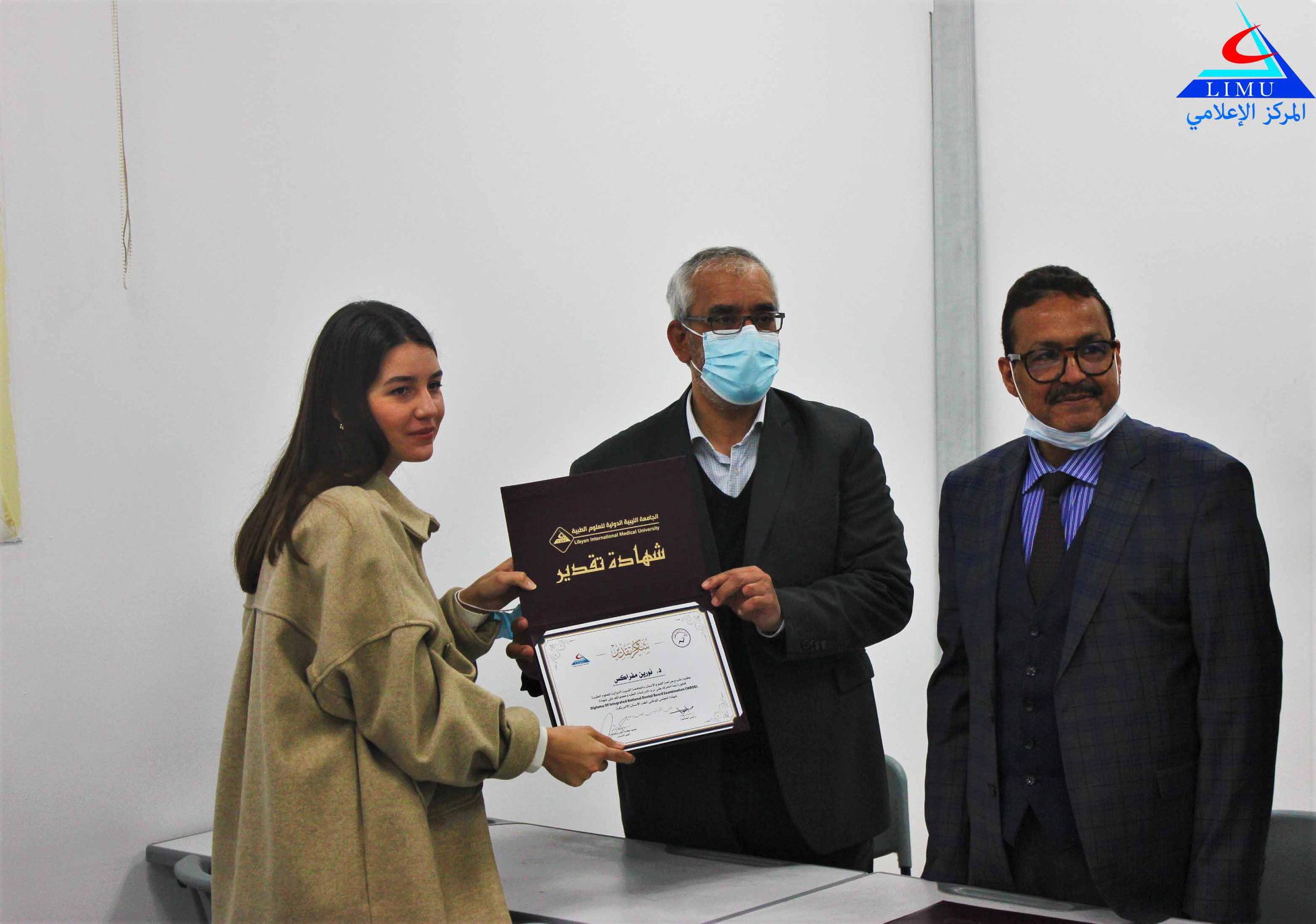 كلية طب الاسنان تكرم المتفوقين أكاديميا من خريجيها