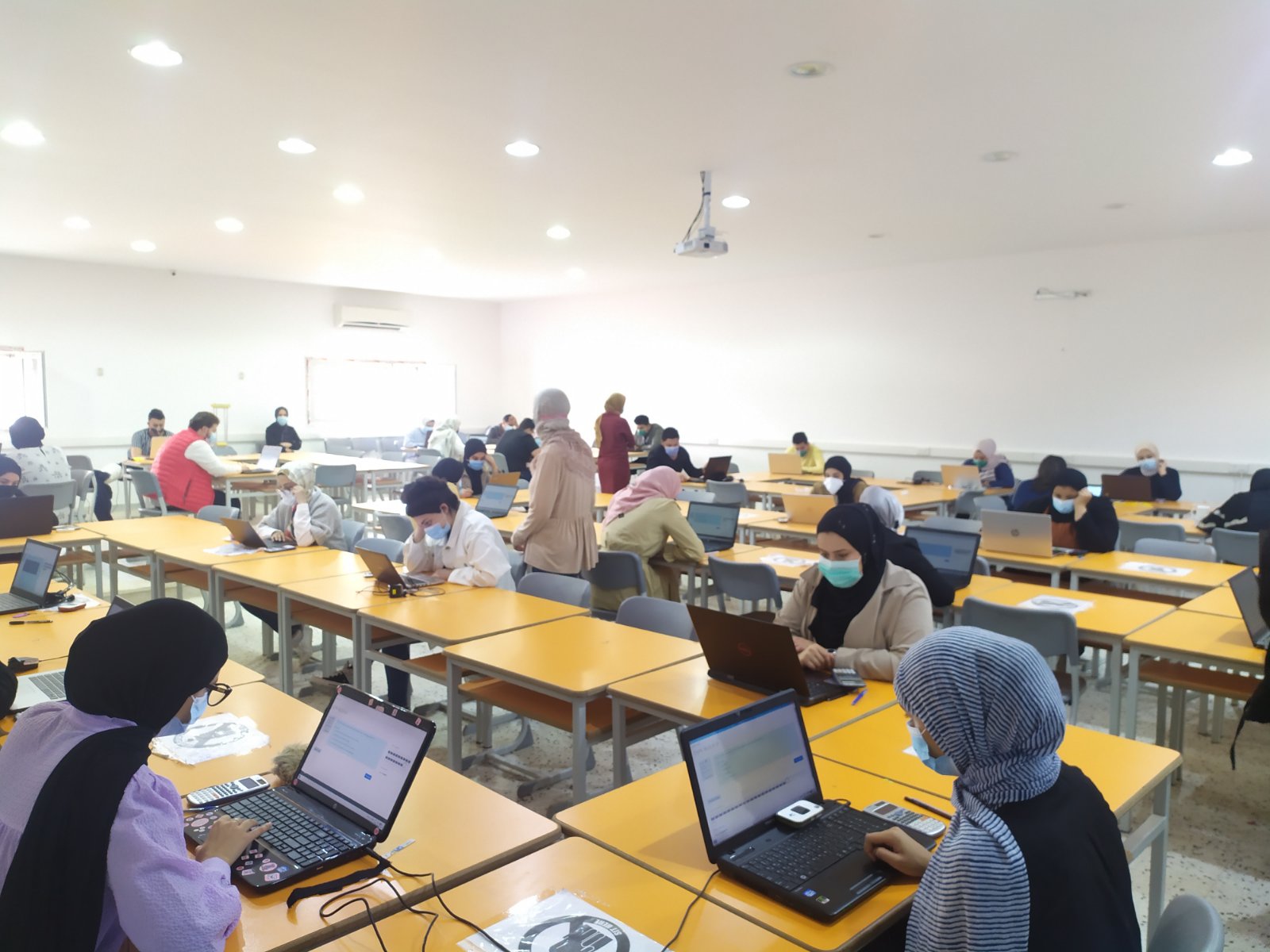 الامتحانات النهائية لطلاب السنة الاولى بكلية الصيدلة