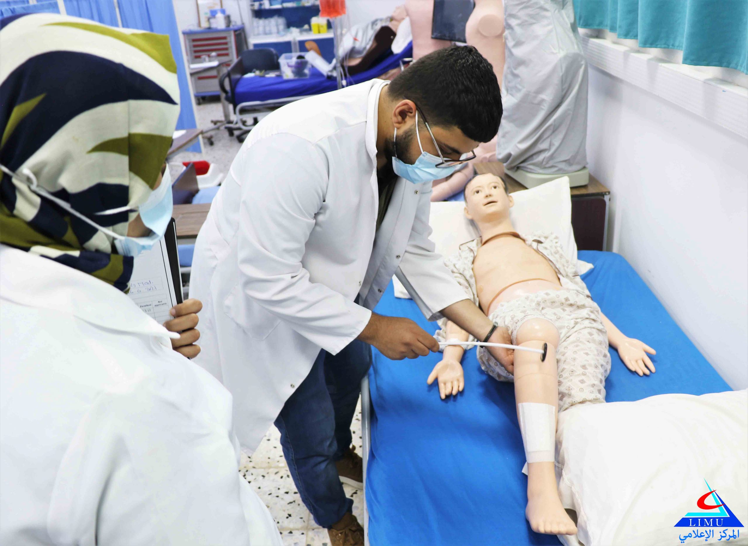 الامتحان النهائي لطلاب الصيدلة في المهارات السريرية
