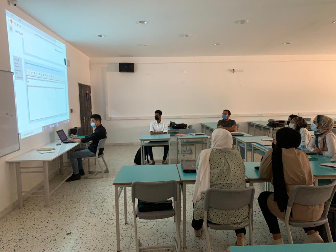 طلبة كلية AMS ينتظمون في جلسات T.L.S