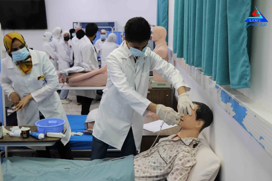 طلبة AMS يتدربون على كيفية تركيب الانبوب الرغامي