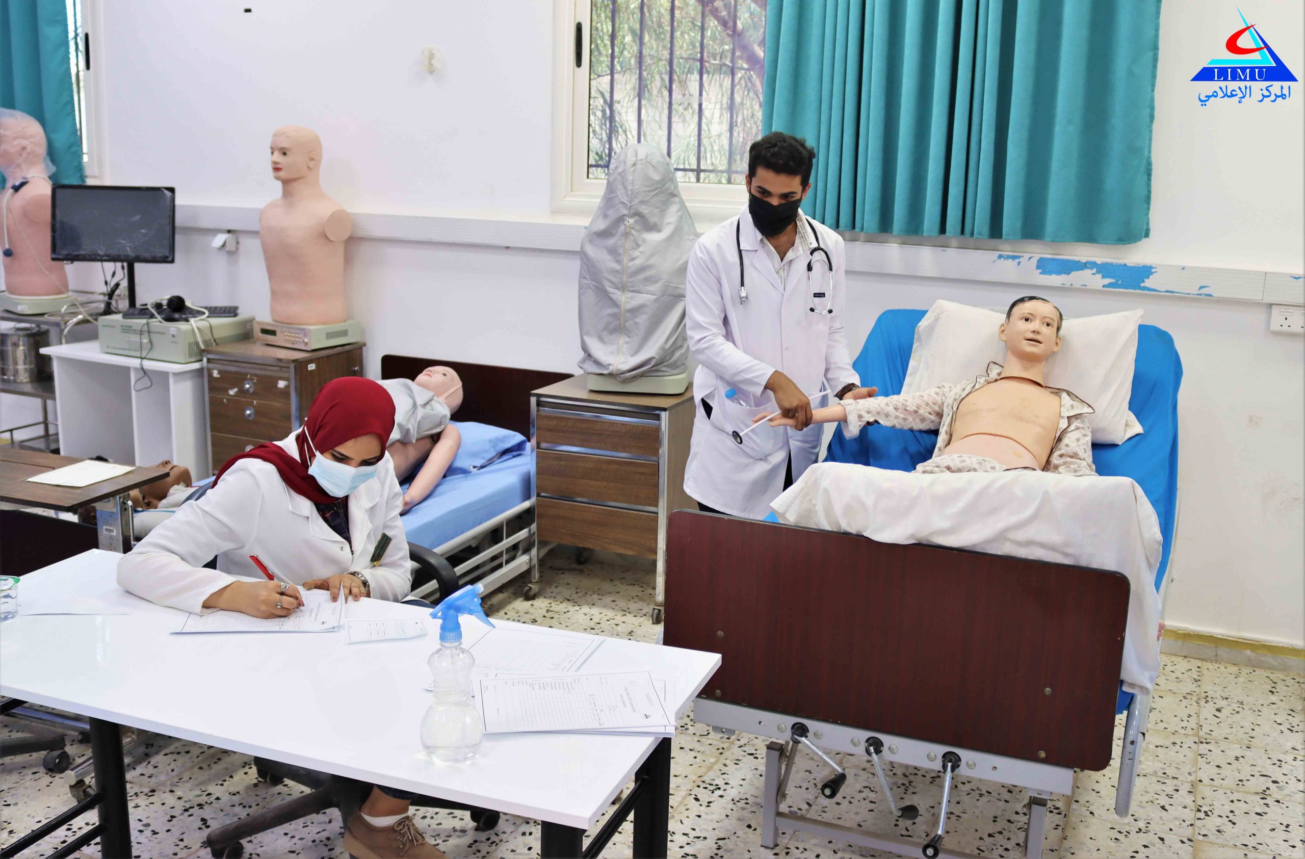 الامتحانات النهائي لطلبة بكلية AMS في المهارات السريرية