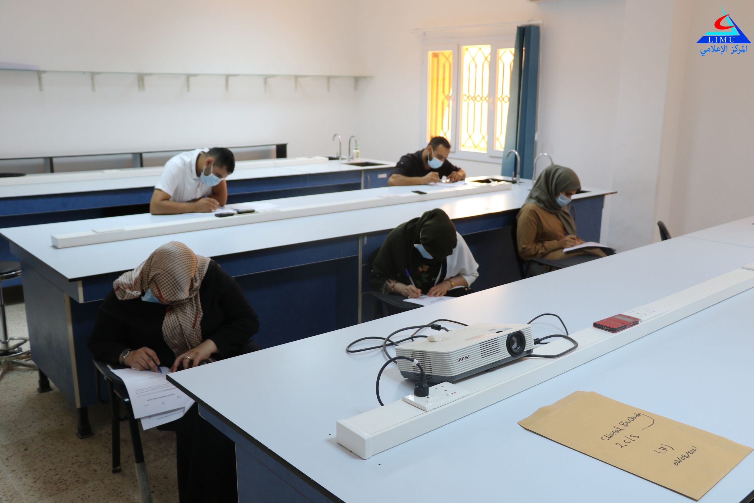 طلبة المختبرات السريرية يواصلون اختباراتهم النهائية