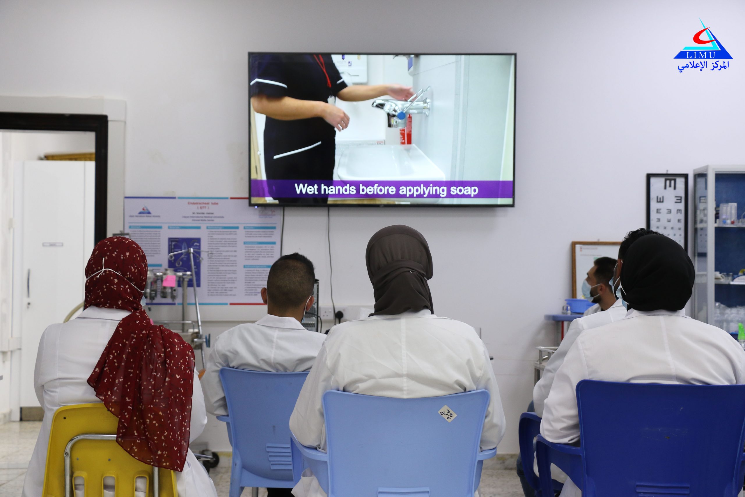 طلبة السنة الخامسة بكلية الصيدلة والمهارات السريرية