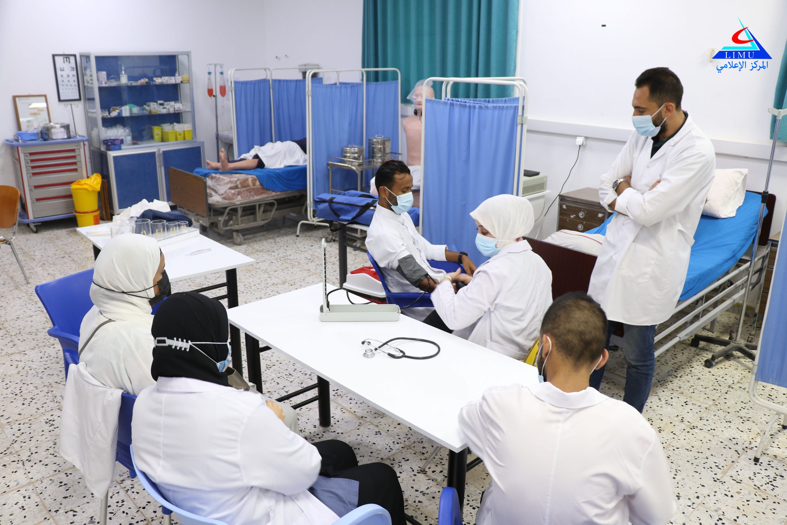 طلبة السنة الخامسة بكلية الصيدلة والمهارات السريرية