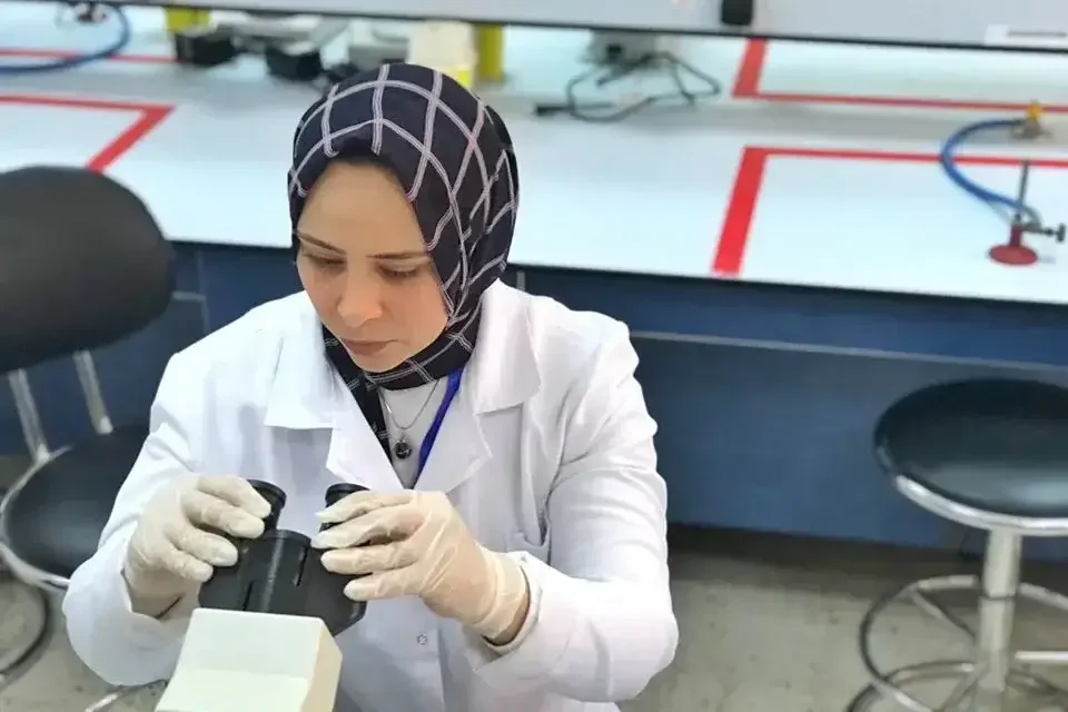 Faculty-of-Pharmacy-laboratory-Technicians-and-Faculty-Members-Provide-Intensive-Effort-to-Complete-the-Registrations-for-Practical-Lessons-9.webp