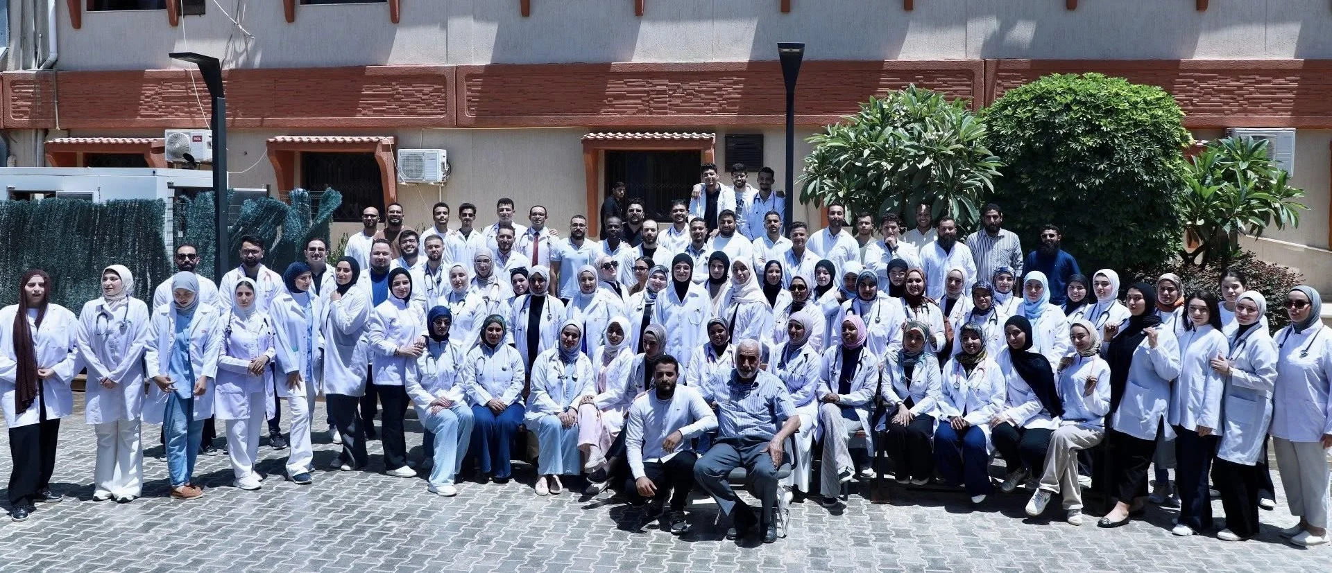 طلبة السنة الخامسة طب وجراحة الدفعة 12