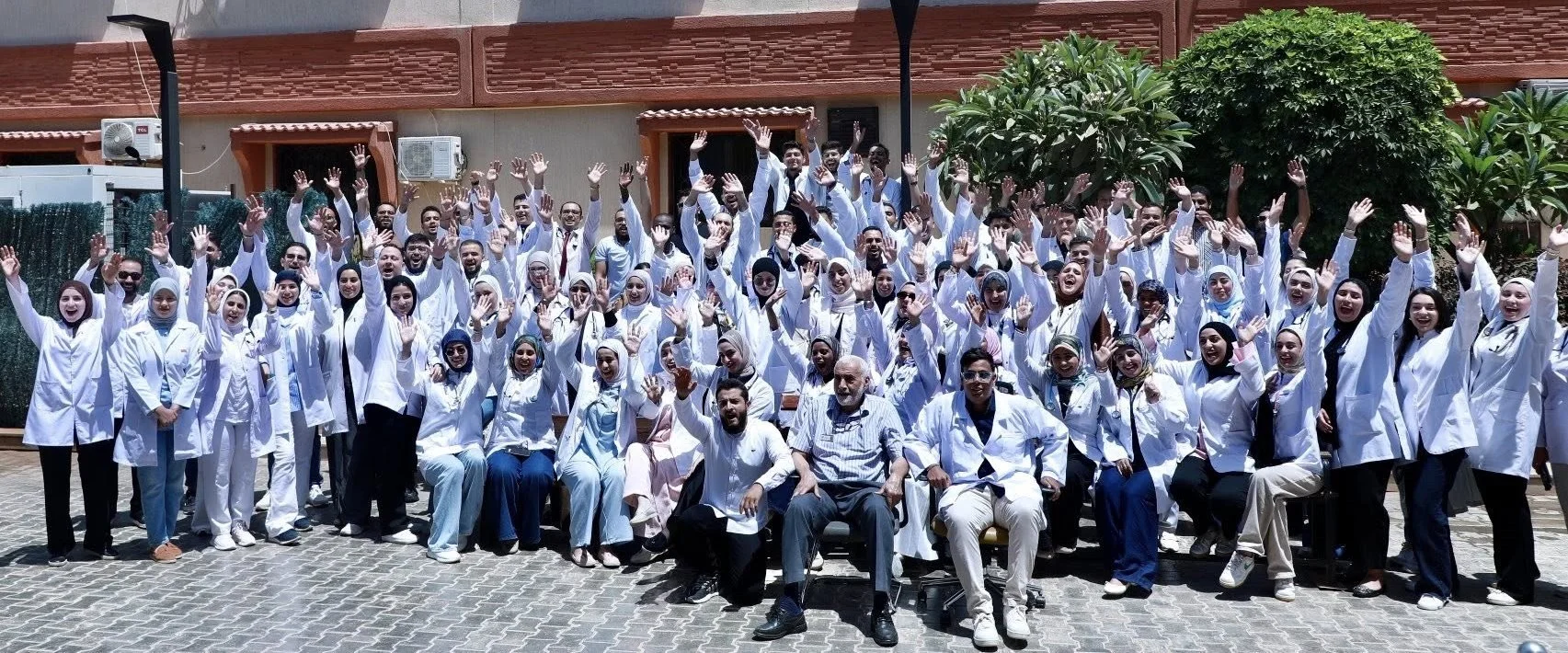 طلبة السنة الخامسة طب وجراحة الدفعة 12