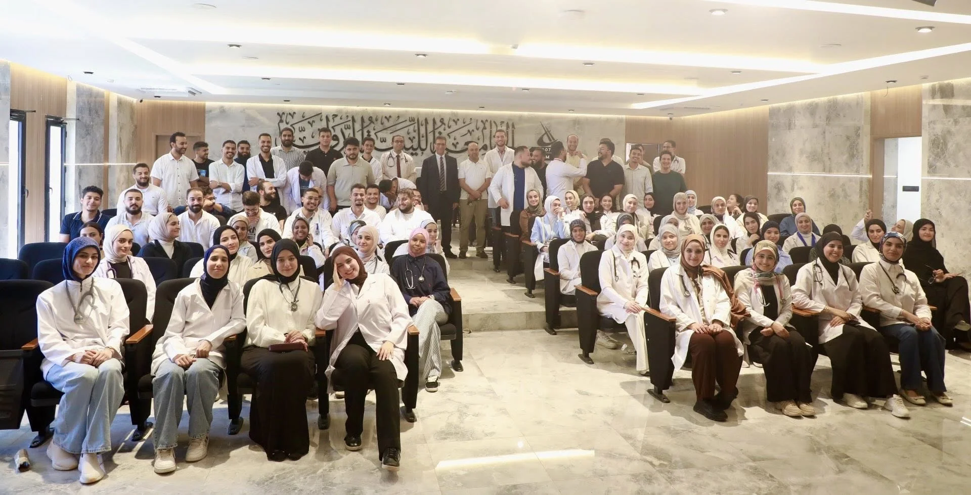 طلبة السنة الخامسة طب وجراحة الدفعة 12
