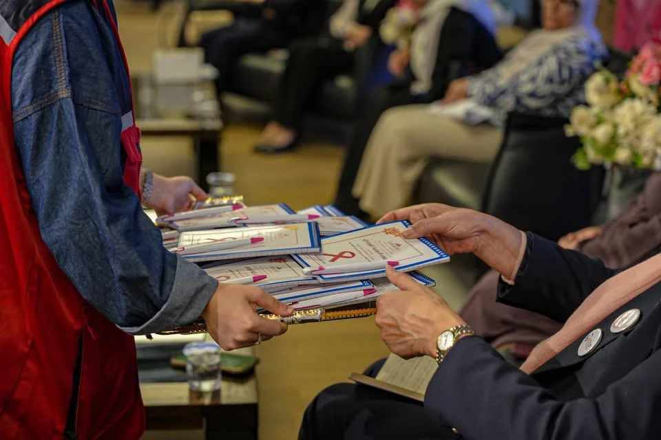 تأكيداً لمسؤوليتها المجتمعية الدولية تحيي (يومها الوردي)